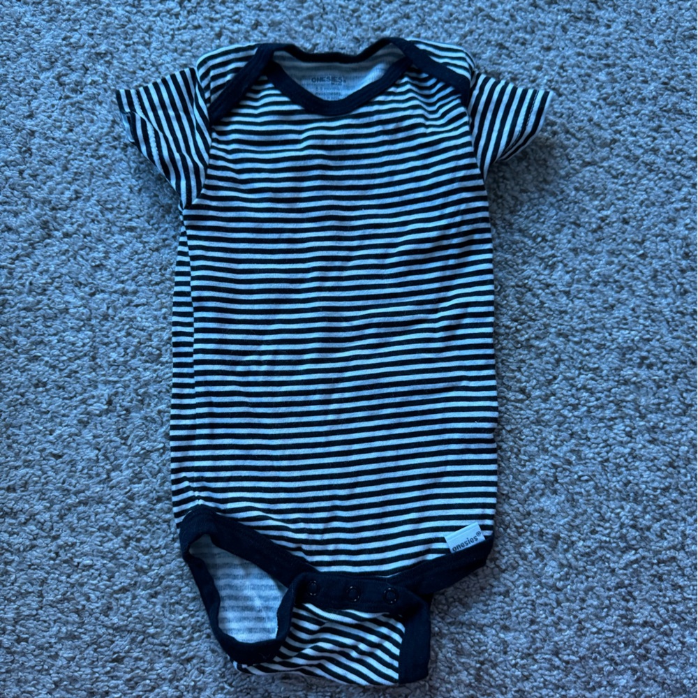 🔥5/$4🔥 6-9m onesie